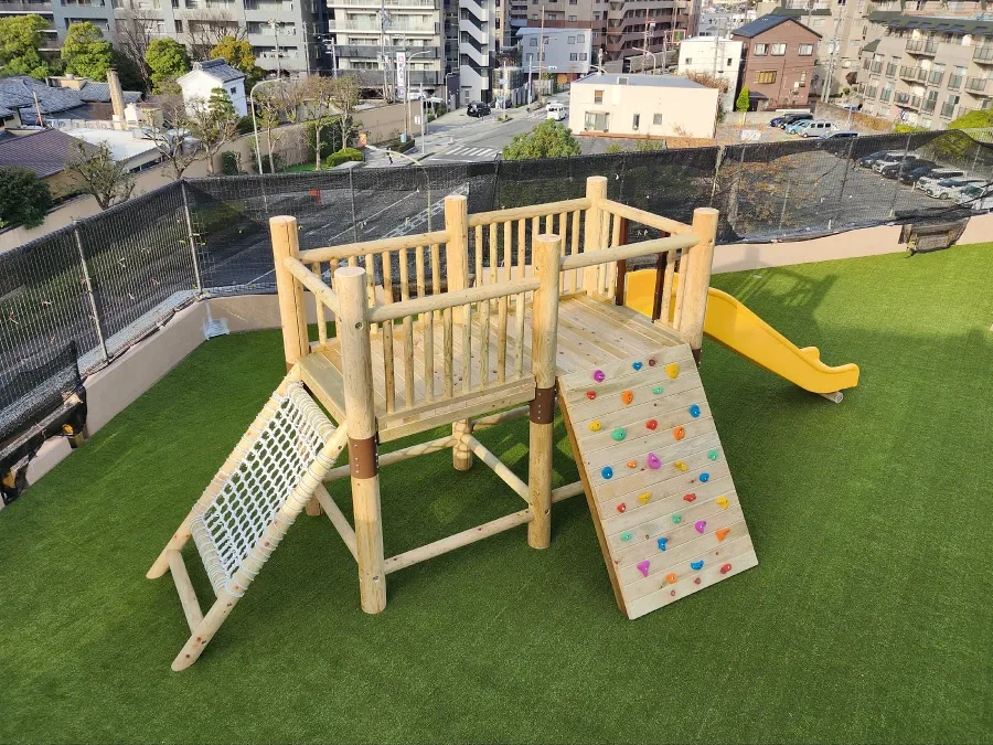 木製アスレチックのある公園