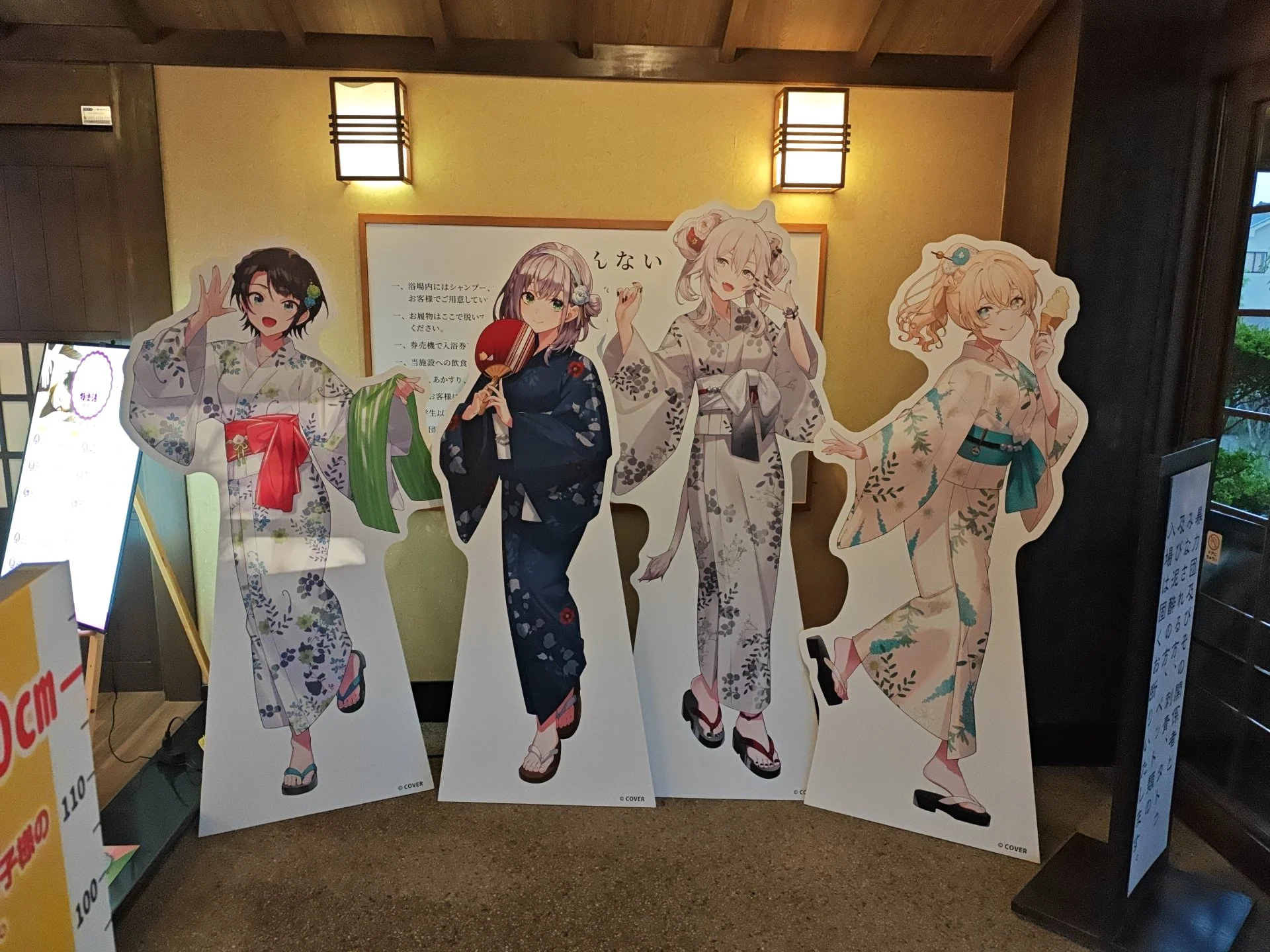 極楽湯の館内に並ぶキャラクターパネル