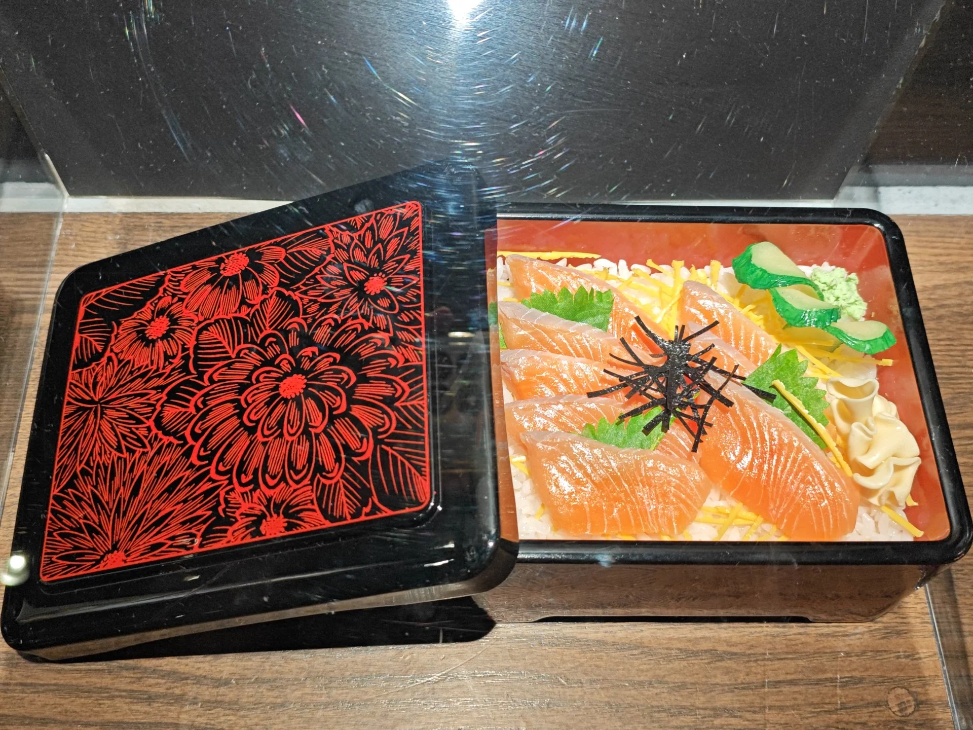 水族館に展示されたサーモン丼の食品サンプル