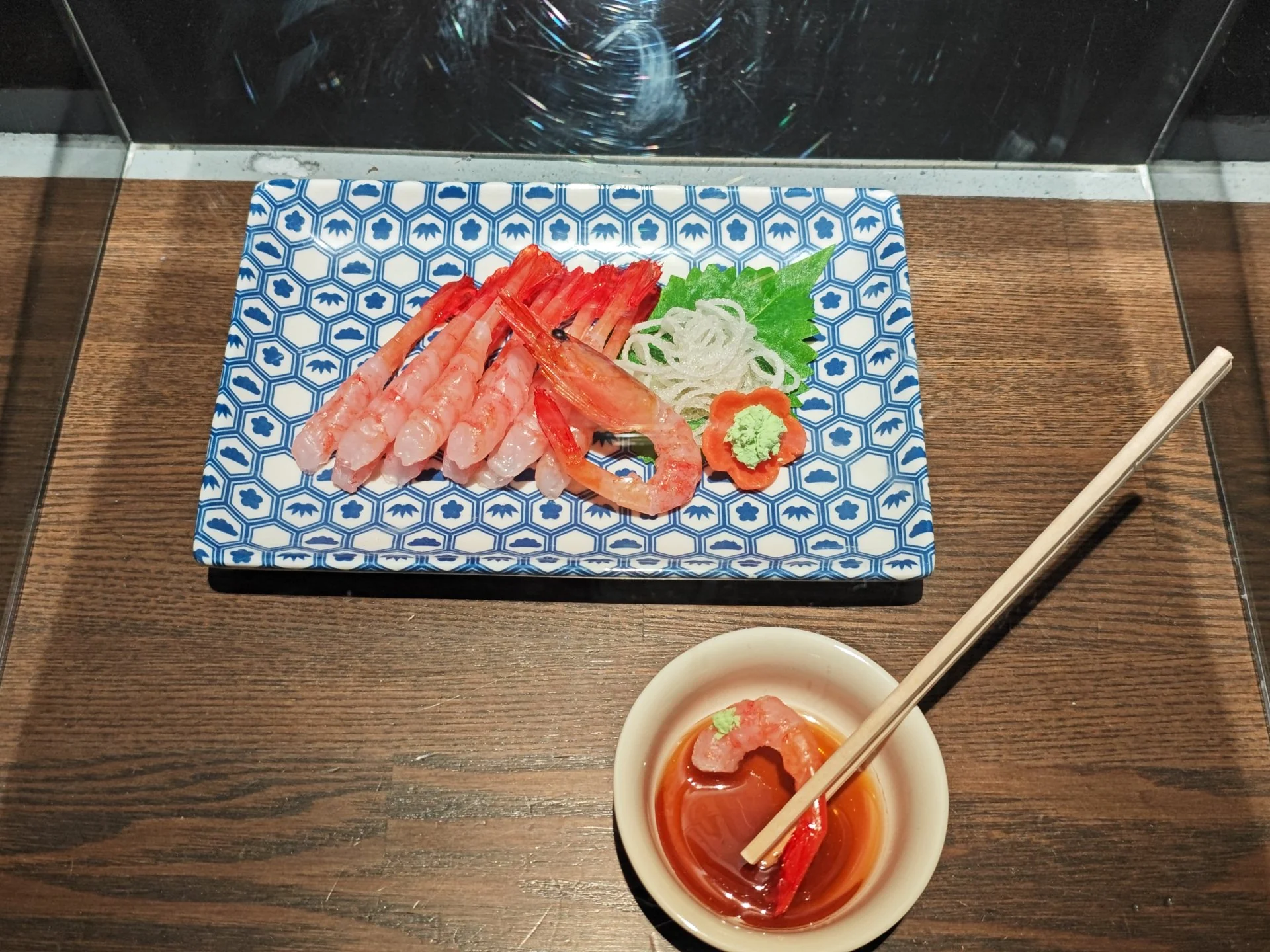 水族館に展示された海老の刺身の食品サンプル